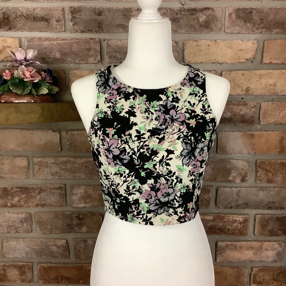 SAGE Sleeveless Floral Back-Zip Crop Top 72